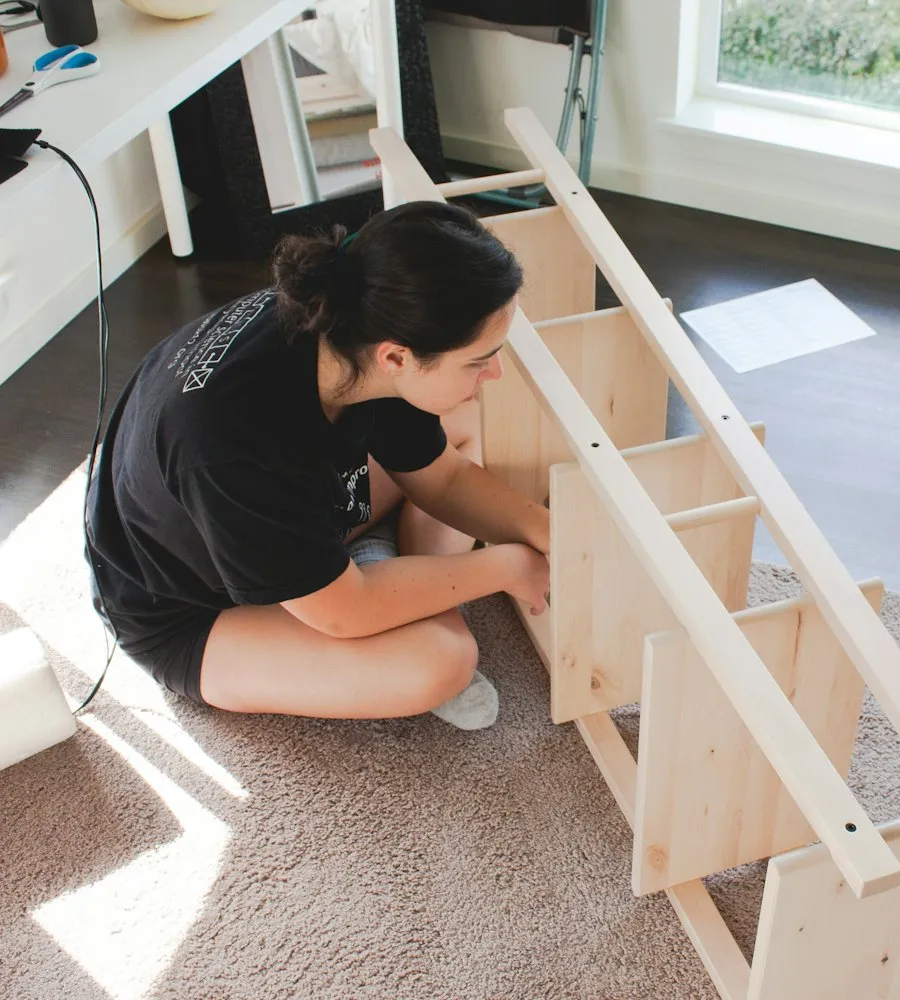 Estante sendo montada dentro de casa